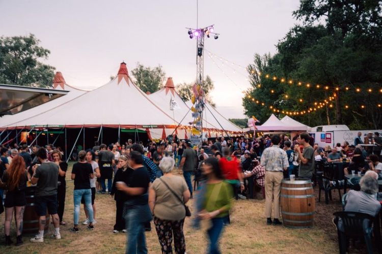 Les festivaliers en train de se restaurer sous divers barnums lors de l'édition 2023